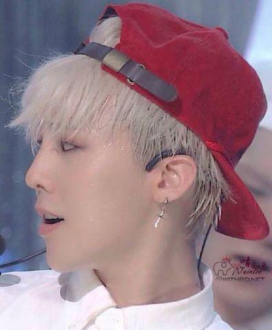 权志龙黑色头发照片,魅力四溢尽显巨星风范