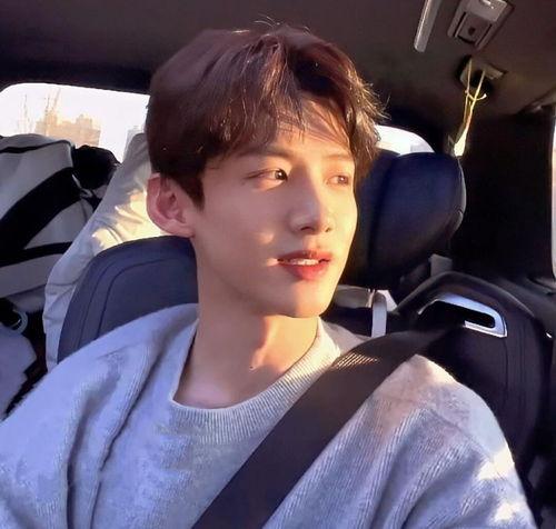 白敬亭的图片,光影交错中的青春演绎者